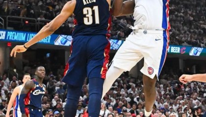 开云-举火烧天！NBA官方晒杜伦单臂隔扣阿伦的定格画面
