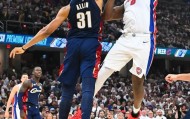 开云-举火烧天！NBA官方晒杜伦单臂隔扣阿伦的定格画面